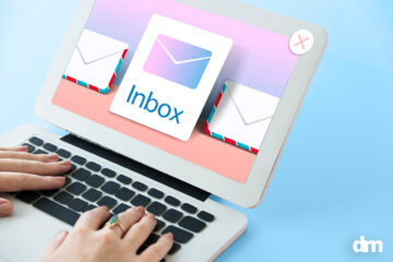 kreatywne kampanie email przyciągają uwagę laptop z aplikacją mail devisomedia